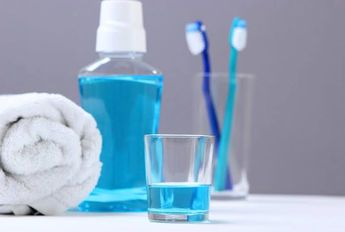 Los enjuagues bucales son un complemento y no sustituyen el cepillado dental.