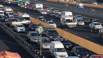 Personal de seguridad y autoridades viales supervisan el sellado de un acceso irregular en la autopista México-Puebla / Saúl López / Cuartoscuro