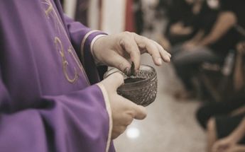Un párroco se unta ceniza en los dedos para trazar la cruz en la frente de algún fiel / Especial