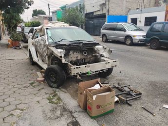 Habitantes de Tlaquepaque exigen retirar vehículos abandonados y reforzar vigilancia