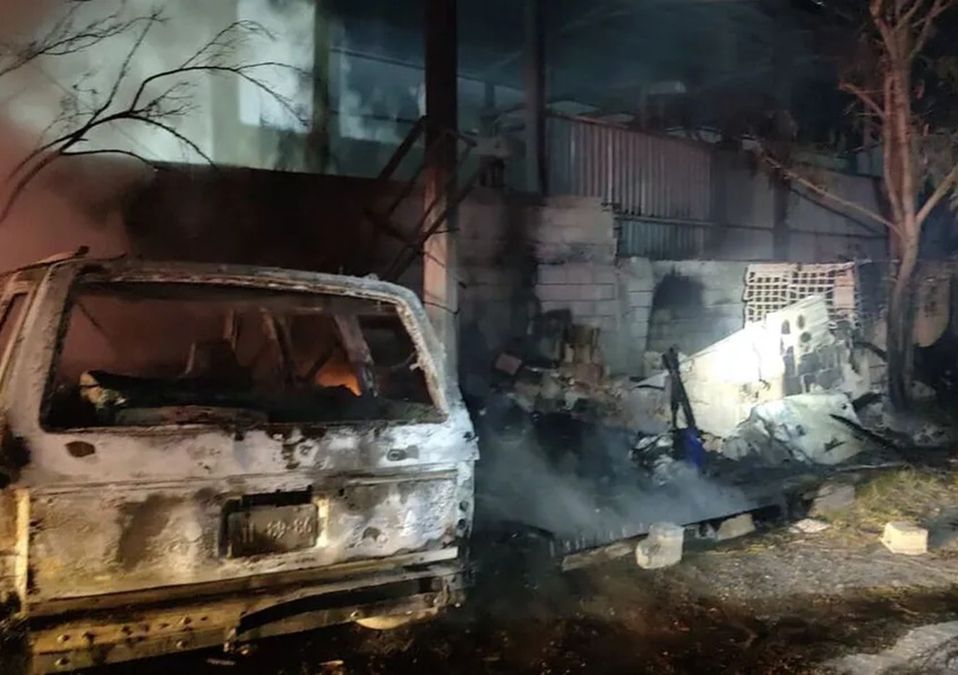 Fuego consume camioneta y tejabán en La Estanzuela