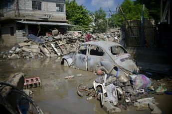 Tras las inundaciones en Veracruz, en Poza Rica las familia aún sacan su mobiliario echado a perder / Agencia Cuartoscuro