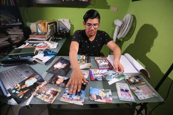 José con fotos familiares. | Javier Ríos