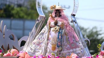 En la peregrinación la Virgen es ataviada con un atuendo especial para la Romería. | Devoción Mariana en Facebook.