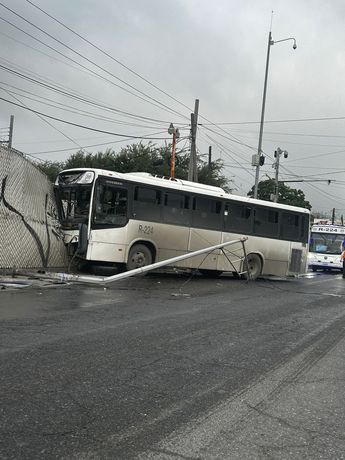 Un camión de ruta urbana chocó contra una camioneta. | Susana Paredes