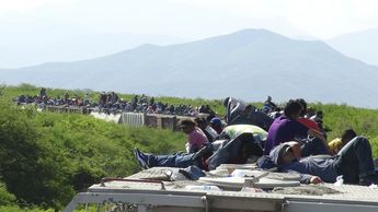 Durante años, los maras extorsionaron a migrantes a los que obligaron a pagar derecho de piso durante su paso por México | Reuters