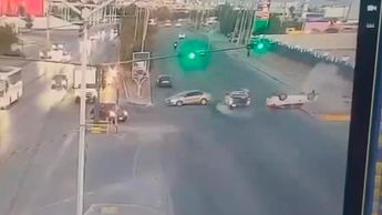 Aparatoso accidente con volcadura en Santa Catarina quedó captado en video