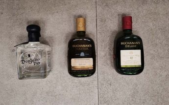 Botellas de bebidas alcohólicas aseguradas a los detenidos. | Cortesía