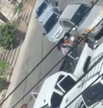 Obligaron a la mujer a subir mientras ésta seguía consciente.
