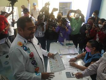 Alejandro Avilés emite voto en Oaxaca | Especial Milenio