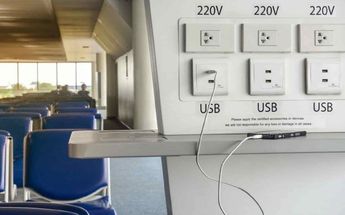 Puertos de carga USB de celular en una terminal / Shutterstock