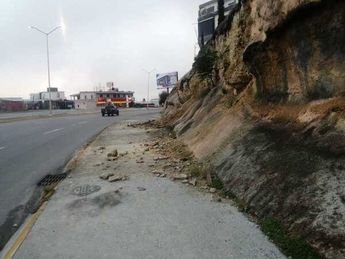 El material obstruye parte de la banqueta y se extiende hacia el espacio por donde circulan los autos.