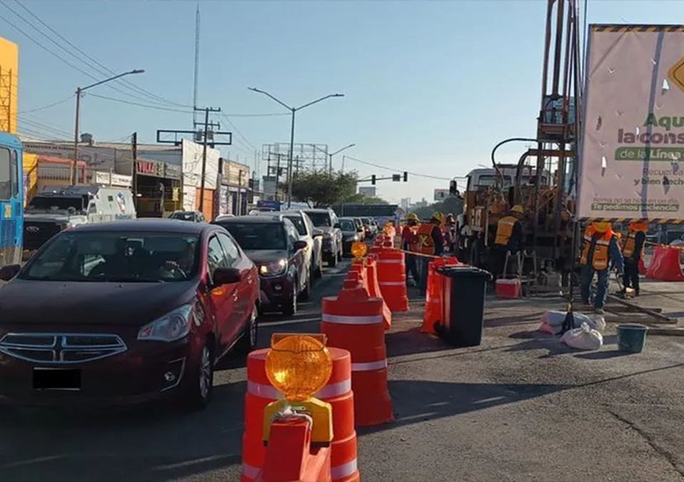 Obras por Línea 6 del Metrorrey provocan congestionamiento vial
