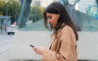 Mujer mirando su teléfono celular / Pixabay