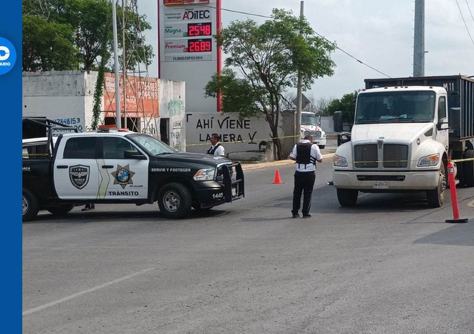 Pareja choca su motocicleta contra camión de volteo en Apodaca. | Fabricio Gallegos