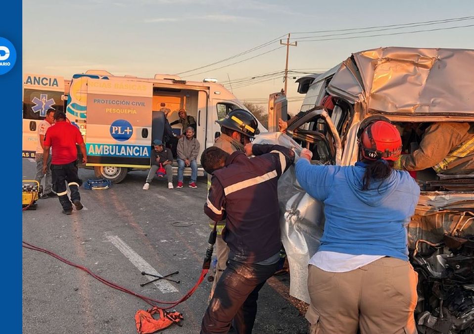 Choque entre transporte de personal y tráiler deja 14 lesionados en carretera Miguel Alemán. | Cortesía