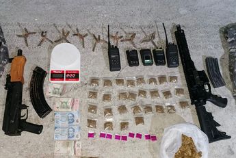 Armas de alto poder, drogas, municiones y hasta una báscula digital fueron aseguradas a los detenidos. | Cortesía