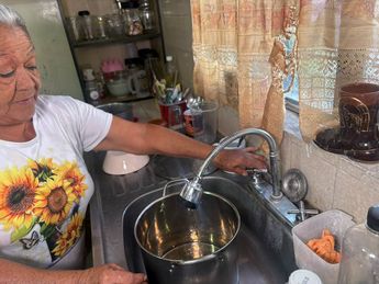 Agua en Lomas del Tapatío comienza a salir más clara, pero vecinos denuncian malos olores