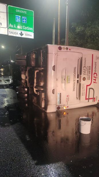 Transporte de personal volcado sobre avenida Lincoln. | Miranda Arias