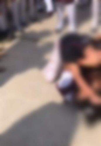 Menores peleando en un parque público. | Cortesía