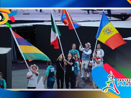 Marco Verde y Nuria Diosdado fueron parte de la ceremonia de clausura portando el lábaro patrio / @COM