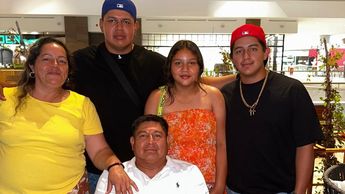 Familia regia vende en los mercados tacos y gorditas y de eso viven | Especial