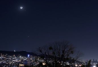 Conjunción de la luna, Venus y Júpiter / Roberto Alanís