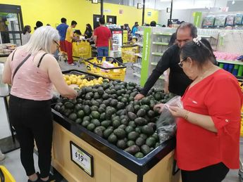 Cientos de escobedenses y habitantes de otros puntos de la Zona Metropolitana de Monterrey acudieron a la tienda. | Deenitza Almanza