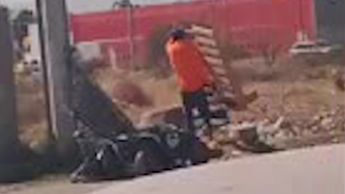 Hombre TIRA BASURA en baldío frente a cuadrillas de La Ola en Torreón y es detenido | VIDEO