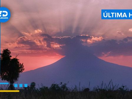 Vista del volcán Popocatépetl al caer la tarde de ayer desde San Luis Tehuiloyocan, Cholula /Andrés Lobato