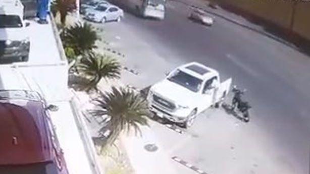 El robo fue captado en video por cámaras de una agencia de autos aledaña. | Cortesía