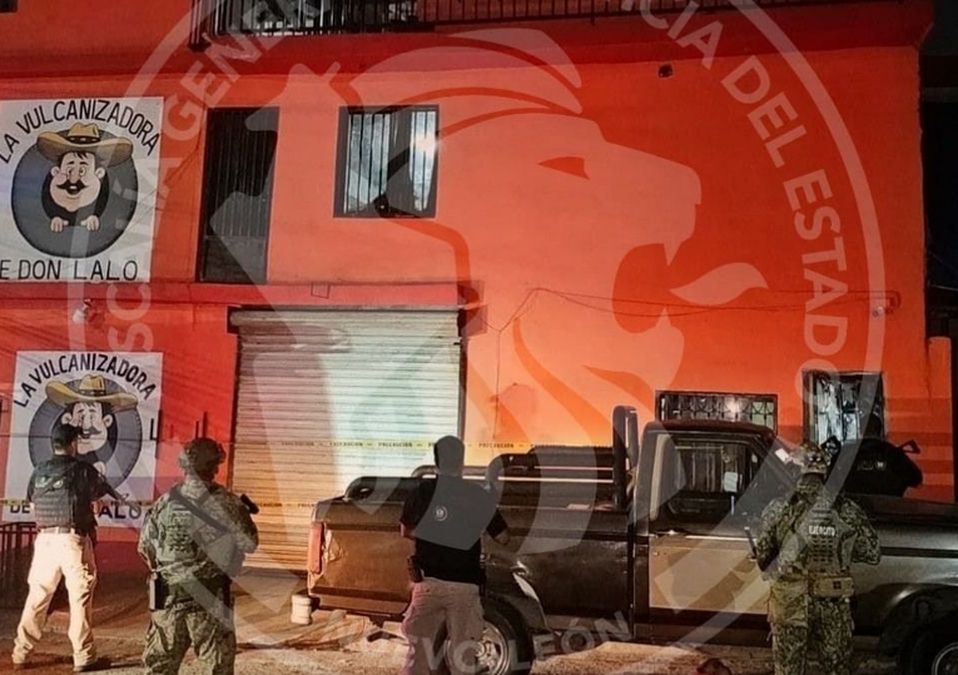 Peritos del Instituto de Criminalística recolectaron cargadores, chalecos antibalas y dispositivos móviles. | Especial