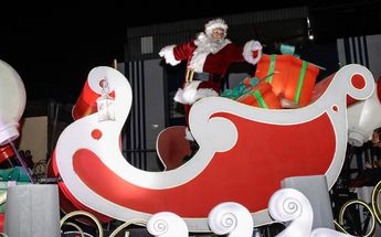 Santa Claus desfiló en su trineo por las calles de Puebla saludando a niños, niñas y adultos / Agencia Enfoque