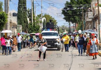 El camino al cementerio de San Mateo Tlaixpan estuvo acompañado de seres queridos y de un fuerte resguardo policial / Melanie Torres