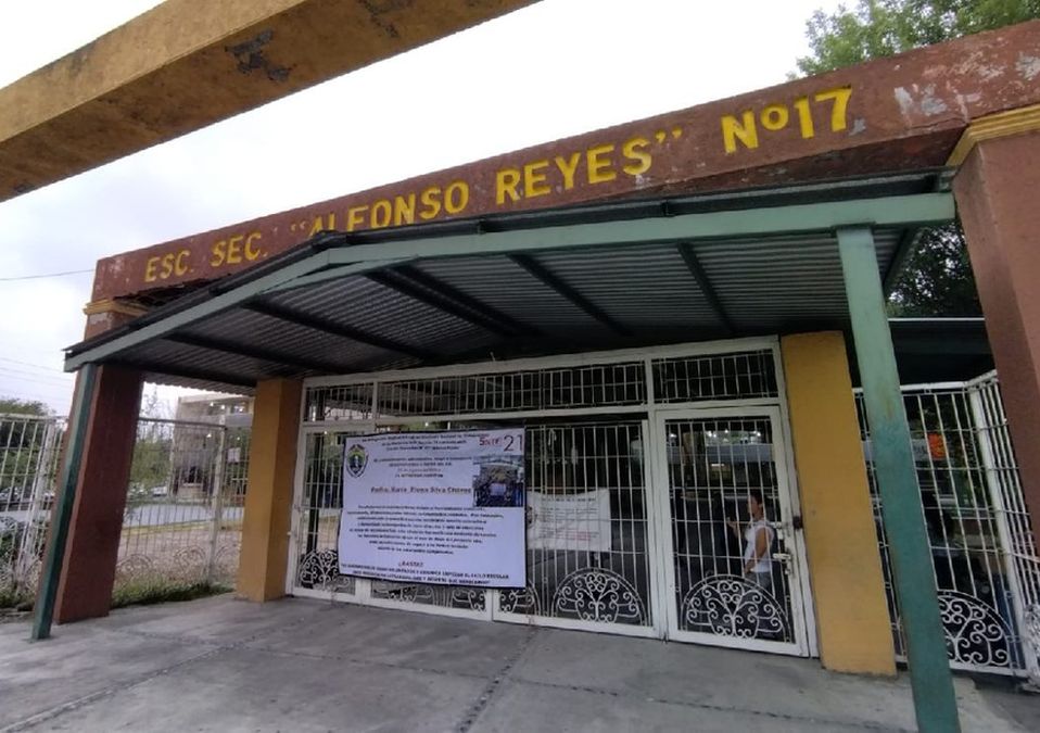 Impiden a directora acceso a secundaria en San Nicolás por presunto acoso laboral. | Sandra González