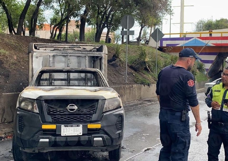 La camioneta comenzó a incendiarse sin aparente motivo / Jorge Becerril.