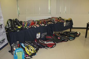 Asociación Regiomontana de Tenis entregó al INDE una donación de 70 raquetas, además de maleteros