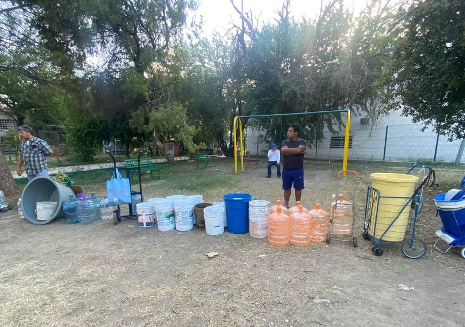 En Guadalupe, ciudadanos hacen filas durante horas para recolectar agua. | Pamela Villanueva