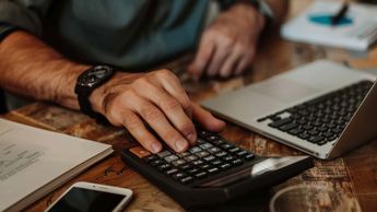Tu aguinaldo está directamente relacionado con tu sueldo y descuento de impuestos. | Freepik