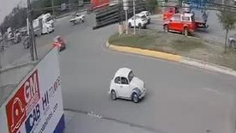 Tubos de acero salen disparados de tráiler y casi aplastan autos en Apodaca
