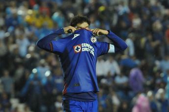 Ignacio Rivero, capitán de Cruz Azul, se lamenta luego de no pasar del empate a dos goles frente a Atlas / Agencia Cuartoscuro