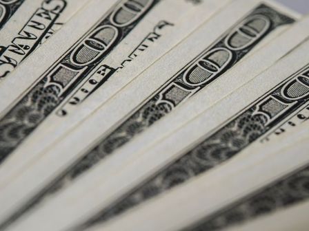 El precio de compra y venta del dólar varía dependiendo el banco.