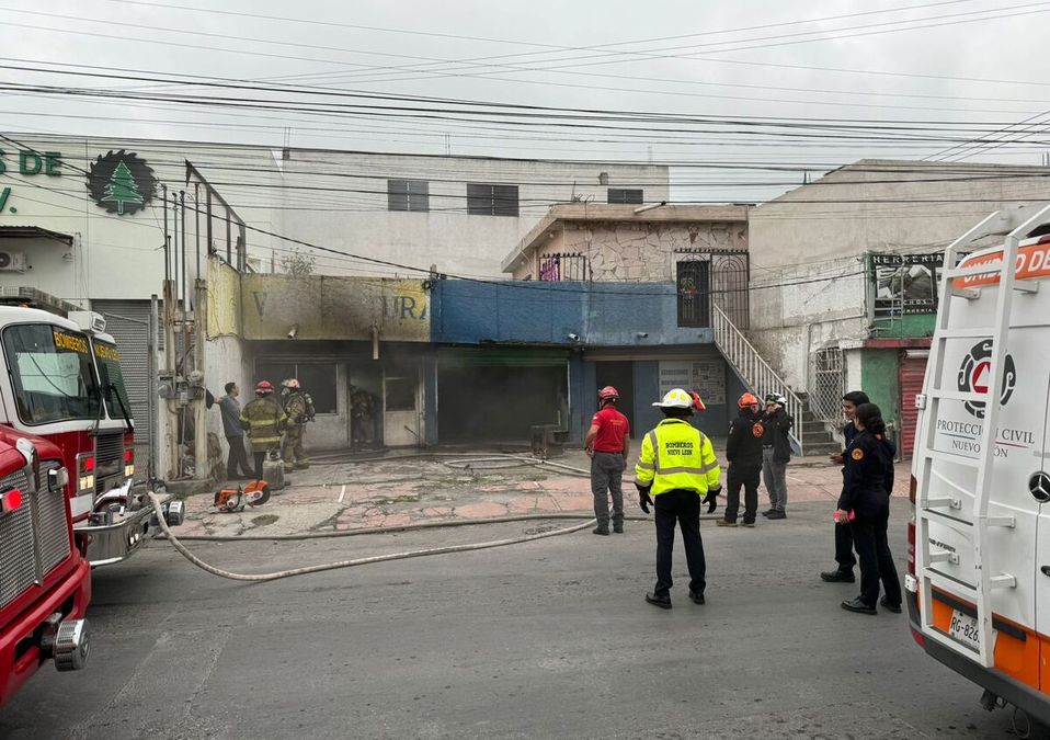 Incendio de negocio en Monterrey / Martín Ocañas
