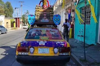 El Taxi Reno luce una catrina en la parte alta, la cual fue elaborada por Pedro Sánchez Valverde. | Daniel Santiago