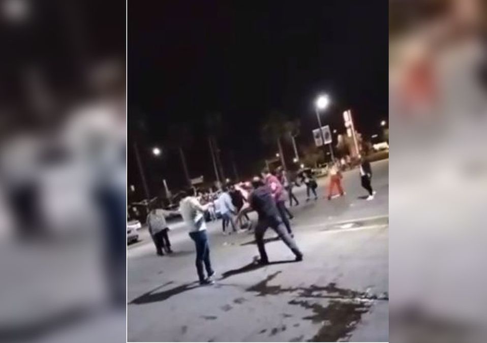 Riña a las afueras de un bar en León es capturada en vídeo