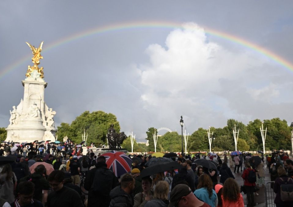 Aparece arcoíris frente al Palacio de Buckingham tras muerte de Reina Isabel ll. | Especial