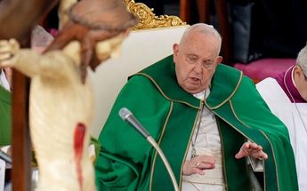 El papa Francisco sufre bronquitis y no terminó su sermón. | AP / Milenio