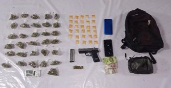 Drogas y armas fueron incautadas a las personas arrestadas. | Cortesía