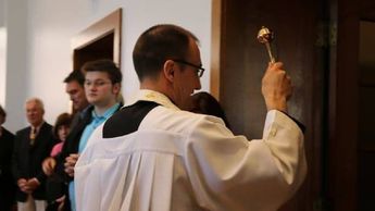 Sacerdote bendiciendo | Especial