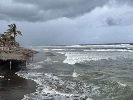 El huracán se despliega al noroeste del país.